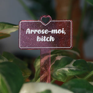 Pic à plante "Arrose-moi bitch" en acrylique rose transparente à paillettes
