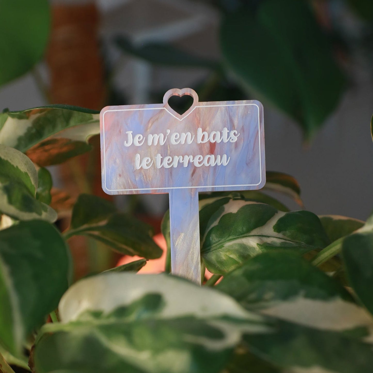 [CONTRÔLE TECHNIQUE] Pic à plante "Je m'en bats le terreau" en acrylique marbrée corail, bleue, blanche et dorée