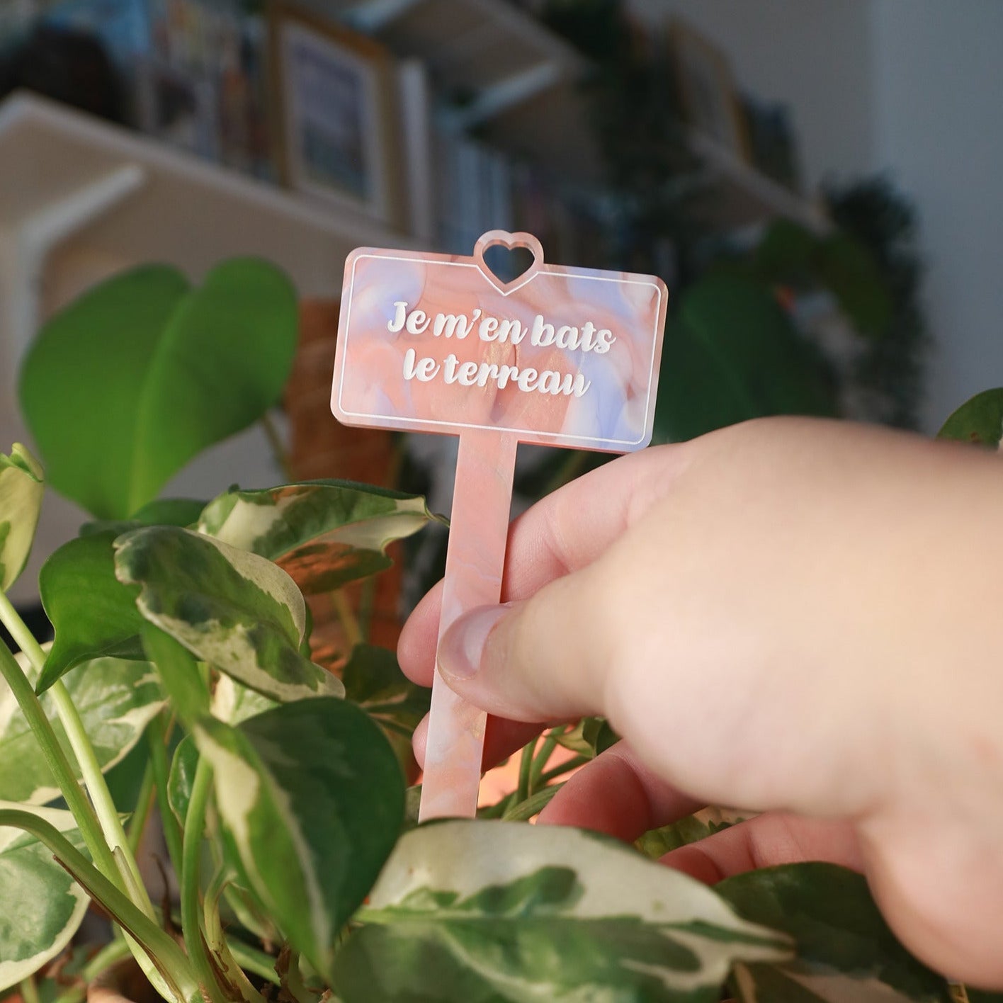 [CONTRÔLE TECHNIQUE] Pic à plante "Je m'en bats le terreau" en acrylique marbrée corail, bleue, blanche et dorée