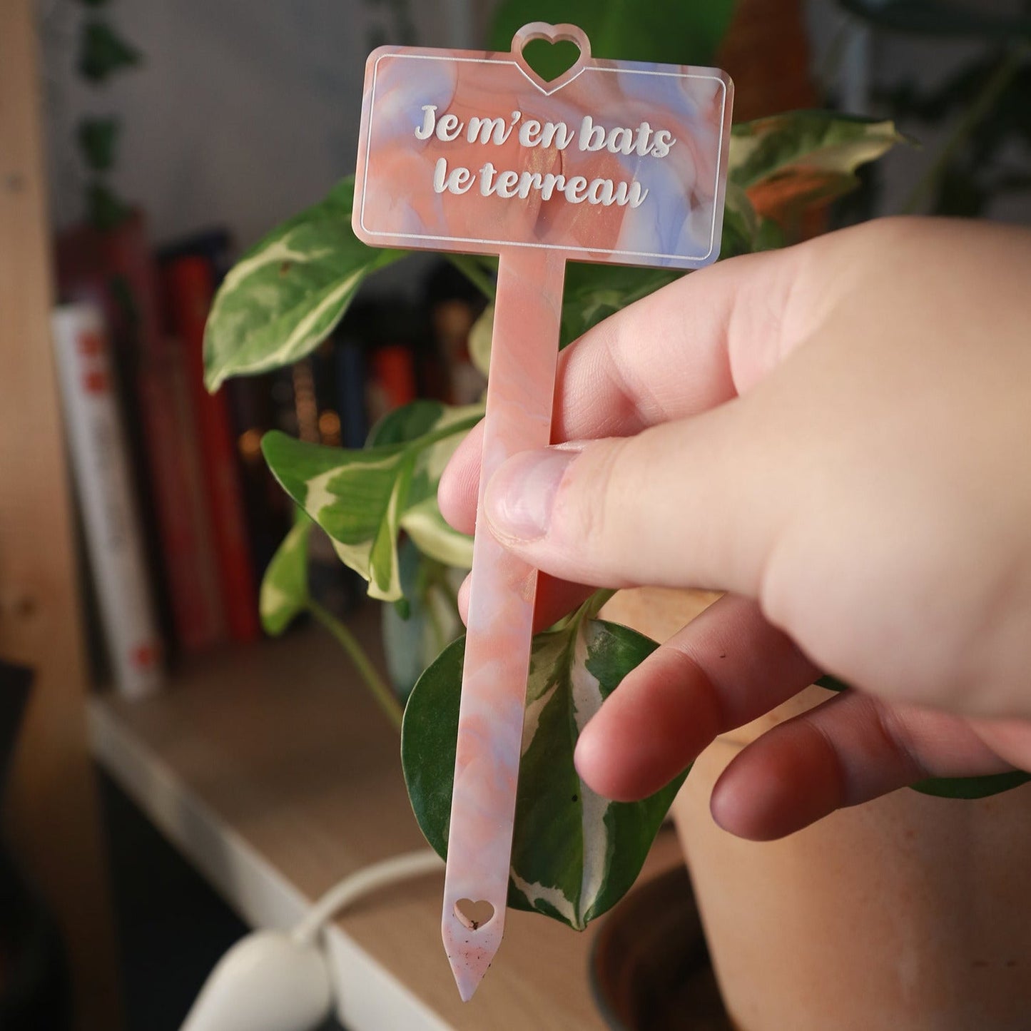 [CONTRÔLE TECHNIQUE] Pic à plante "Je m'en bats le terreau" en acrylique marbrée corail, bleue, blanche et dorée