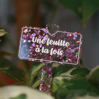 Pic à plante "Une feuille à la fois" en acrylique transparente avec des éclats de confettis roses