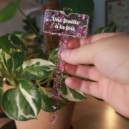 Pic à plante "Une feuille à la fois" en acrylique transparente avec des éclats de confettis roses