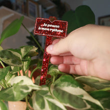 Charger l&#39;image dans la galerie, [CONTRÔLE TECHNIQUE] Pic à plante &quot;Je pousse à mon rythme&quot; en acrylique à gros confettis rouges