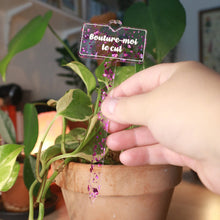 Charger l&#39;image dans la galerie, [CONTRÔLE TECHNIQUE] Pic à plante &quot;Bouture-moi le cul&quot; en acrylique transparente avec des éclats de confettis violets