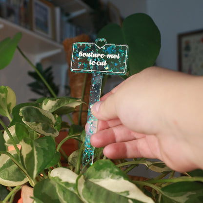 Pic à plante "Bouture-moi le cul" en acrylique transparente avec des éclats de confettis turquoise